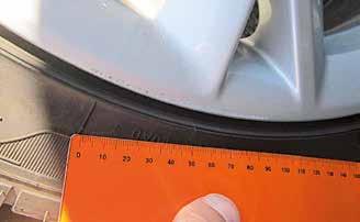 6 mm alebo s dezénom pneumatiky, ktorý spĺňa miestne