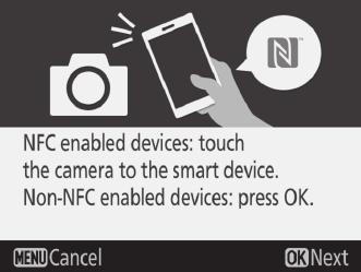 Ak sa chcete pripojiť pomocou NFC, dotknite sa NFC anténou na inteligentom zariadení loga fotoaparátu (značka N), potom počkajte na spustenie aplikácie SnapBridge a pokračujte krokom 7.