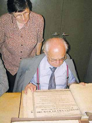Profesor Šimončič s Alžbetou Hološovou v Archíve Karlovej