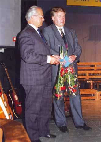 Obr. 1. V roku 1993 boli pri príležitosti vzniku Slovenskej republiky v trnavskom divadle ocenené osobnosti, ktoré prispeli k reprezentácii Mesta Trnavy.