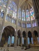 Zrod gotického slohu je úzko spojený s his tóriou benediktínov, konkrétne s menom opáta Sugera z bene diktínskeho opátstva Saint-Denis, ktoré je dnes súčasťou sever ného predmestia Parí ža