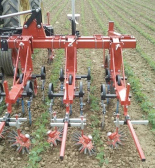 Obrázok 31- Zariadenie používane pri mechanickej kontrole burín v poľnohospodárstve Ďalší spôsob odburinenia vhodný najmä pre mokré pôdy je použitie rotačných kief, podobných tým, ktoré sa používajú