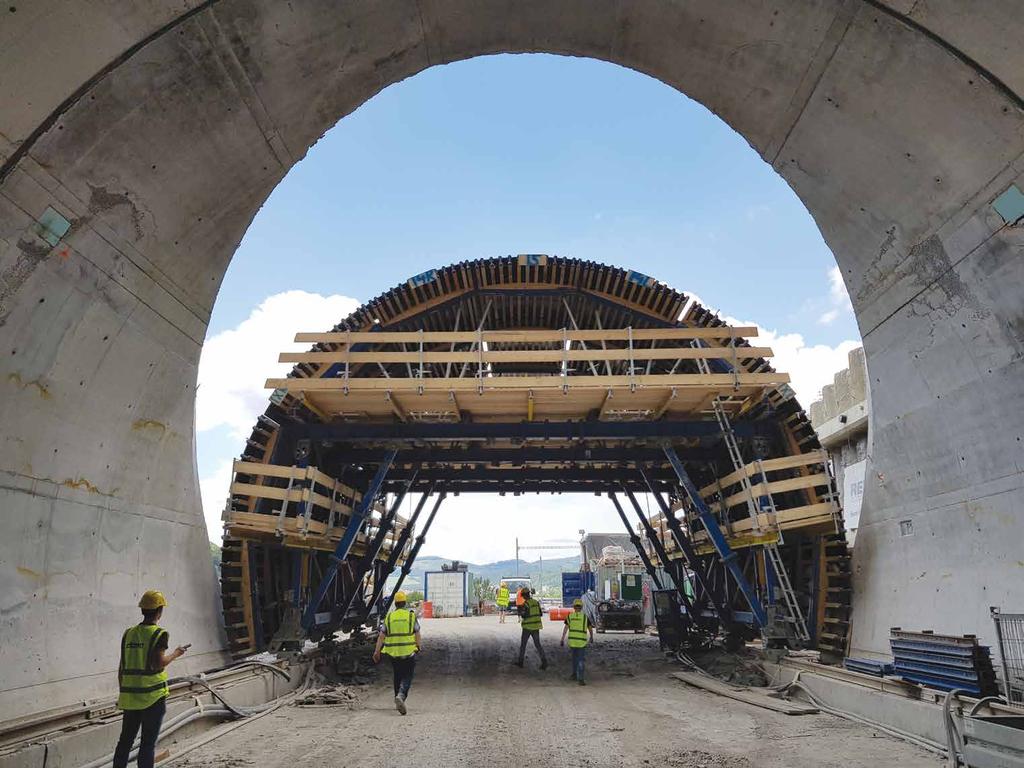 Časopis o debnení Vydanie 02 2019 Výstavba tunela Diel a tunelový vozík DokaCC 04 Doka pri výstavbe