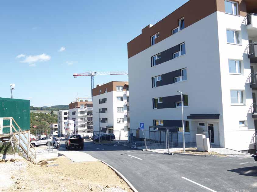 Doka Xpress 2/2019 11 Obytný súbor Za Liptovskou, Trenčín Obytný súbor pozostáva z deviatich samostatne stojacich päťpodlažných bytových domov, ktoré sa postupne stavajú v tichej časti sídliska Juh.