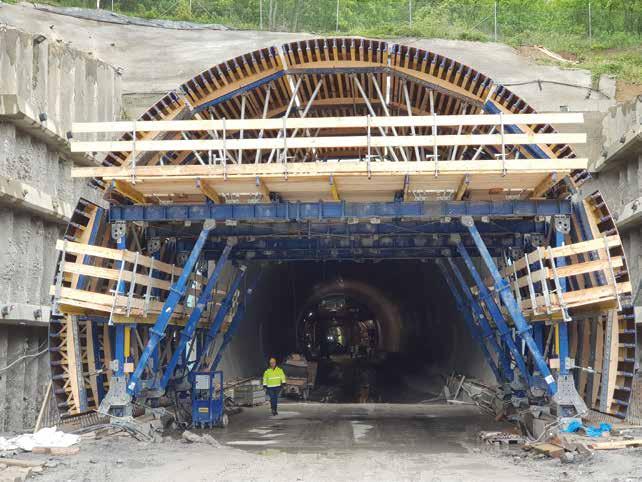 PROJEKT 1 Tunelový systém DokaCC pre výstavbu otvorených tunelov umožňuje rýchly, efektívny a bezpečný postup prác Výstavba tunela Diel pomocou tunelového systému DokaCC Hlavným poslaním stavby ŽSR,