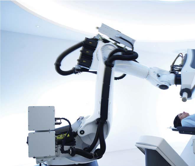 Namísto kovového skalpelu virtuální nůž Roboti firmy KUKA využívaní v lékařství činí CyberKnife účinným nástrojem v léčbě nádorů.