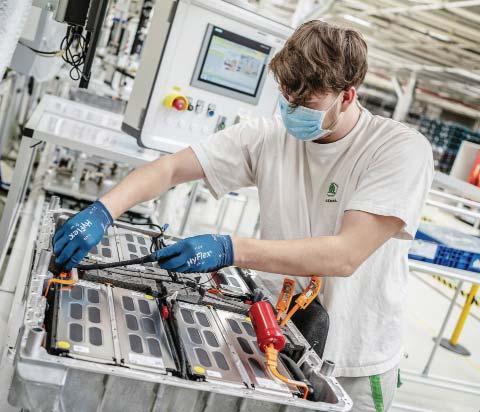 NOVINKY SVETOVÝCH VÝROBCOV ŠKODA AUTO vyrobila 100 000 baterií pro plug-in-hybridy Společnost ŠKODA AUTO ve svém hlavním výrobním závodě v Mladé Boleslavi již 15 měsíců po zahájení produkce vyrobila