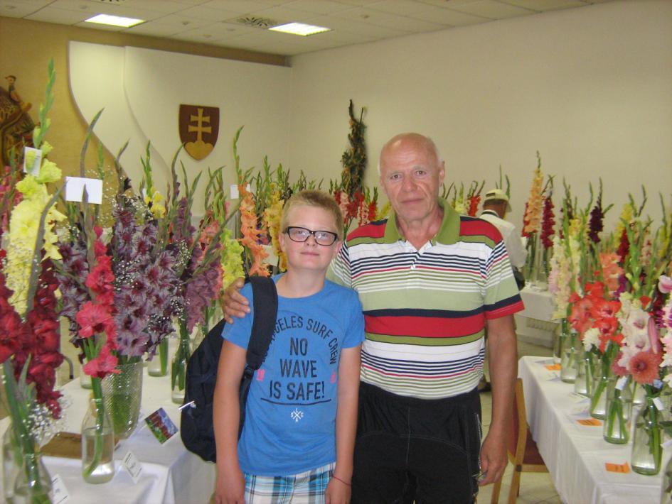 NAJMLADŠÍ PESTOVATEĽ GLADIOL V kultúrnom dome v Krakovanoch sa konala Medzinárodná výstava gladiol. Unikátna bola množstvom novošľachtených odrôd a pestrosťou kvetov v rôznych odtieňoch farieb.