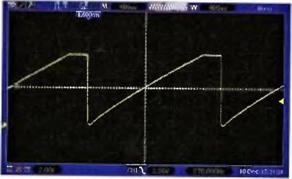 Obr. 3. Průběh měřicího signálu s minimální dobou vybíjení, amplituda 8 V, vzestup 8 dílků vodorovné osy ) jeme párovat a v jakém rozsahu napětí (proudu). Vždy jde v zásadě o můstek.