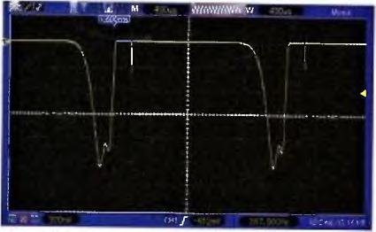 Jednu z diod, tu, k níž je připojen zemnicí vstup sondy osciloskopu, prohlásíme za referenční. Na druhé pozici měníme diody.