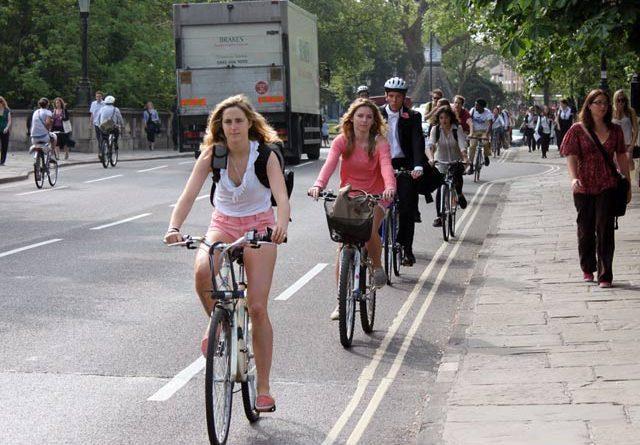 AK CHCETE ŠTUDOVAŤ NA OXFORDE, AUTO VÁM NA UNIVERZITU NEDOVOLIA,ALE POŽIČAJÚ VÁM NA BICYKEL V čom spočíva úspech počtu cyklistov v anglickom Oxforde (150 tis.