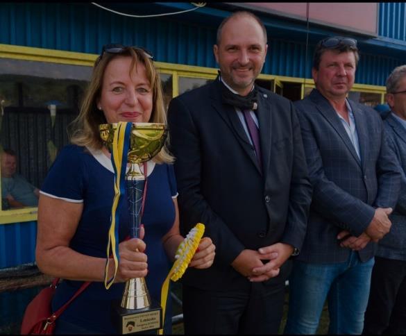 V skokovom pohári VSO súťaž juniorov vyhral náš člen Samuel Paľa s koňom Gold Bar a 4. miesto obsadila jeho oddielová kolegyňa Nina Nálepková s koňom Helcheca Pavlín.