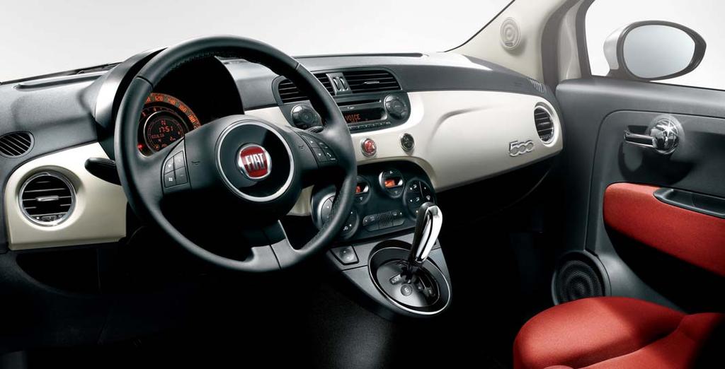 Interiér s mäkkými líniami je k dispozícii v rôznych kombináciách podľa úrovne výbavy pre hatchback a samostatne pre cabrio.