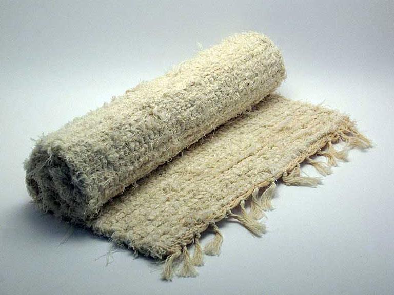 1. podlahové textílie sa používajú na zakrytie podlahy, medzi najstaršie plošné textílie patria ručne tkané a viazané koberce.