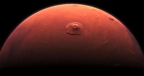 2035. Mars je zaujímavý svojou červenkastou farbou, najvyššou známou horou slnečnej sústavy Olympus Mons, ktorá je dvakrát taká vysoká ako Mount Everest a faktom, že sa na ňom nachádza voda.