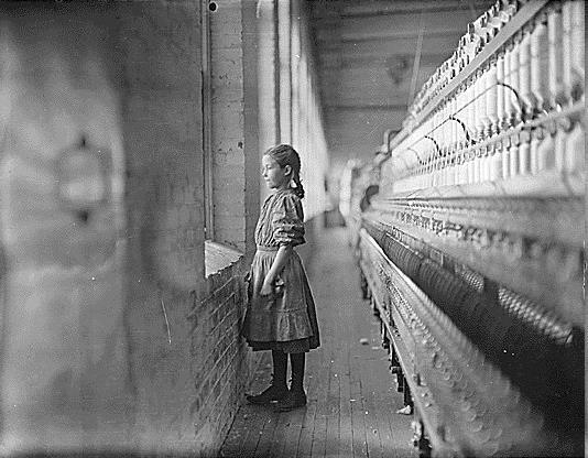 Najviac deti pracovalo v textilných továrňach, kde mali za úlohu pozbierať popadanú bavlnu počas prevádzky stroja, čo