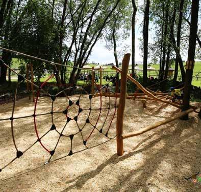 Takmer 50-metrová sústava lanových prekážok s rôznou náročnosťou a obrovské mravenisko zabavia deti nielen zo Senice, ale aj ostatných návštevníkov obľúbenej rekreačnej oblasti.