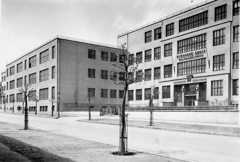 ŠKOLA UMELECKÝCH REMESIEL V BRATISLAVE (1928 1939) 2 Začiatky dizajnu na našom území sú úzko prepojené so Školou umeleckých remesiel (ŠUR) v Bratislave, ktorá vznikla v roku 1928 ako prvá verejná