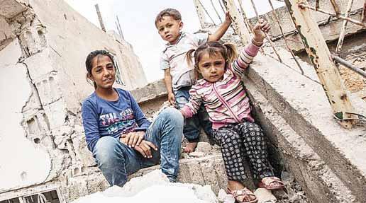 ZO SVETA, Z DOMOVA 17 KRUTOSŤOU ZNIČENÉ SNY DETÍ ZO SÝRIE Milióny detí v Sýrii museli v dôsledku viac ako osem rokov trvajúceho vojnového konfliktu opustiť krajinu, prišli o možnosť prístupu k