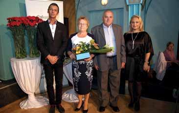 Všetkým oslávencom osobne zagratulovali aj miestni poslanci a kvietok im odovzdali Silvia Hricková, Anna Jenčová, Lucia Kleinová,