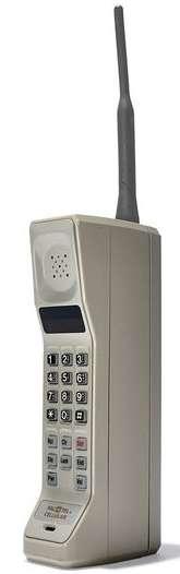 Dejepisné okienko Písal sa 3. apríl roku 1983 a v meste New York uzrel svetlo sveta PRVÝ MOBILNÝ TELEFÓN na svete, ktorý poznáme pod názvom Motorola DynaTAC.