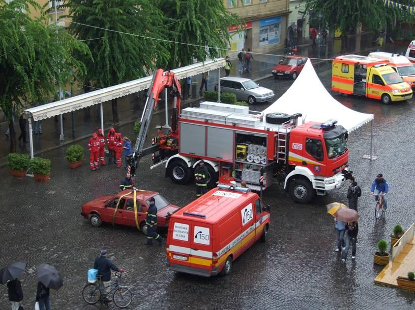 Trenčianske námestie zaplnili v piatok dňa 7. septembra 2007 záchranári, hasiči a vozidlá záchrannej sluţby. Pri takej koncentrácii ľudí v červených rovnošatách sa nikto nemusel báť o svoje zdravie.