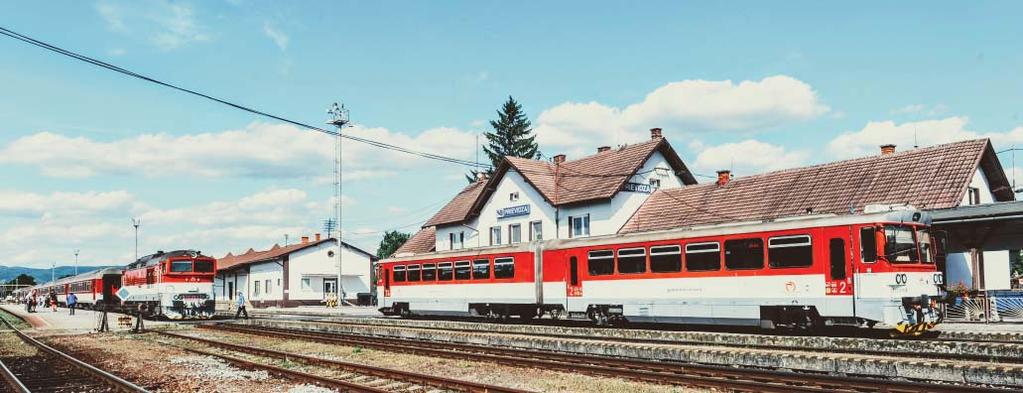NA NÁVŠTEVE Pohľad na železničnú stanicu Prievidza. Vpredu stojí jednotka 813/913 a vzadu na súpravu vlaku prichádza rušeň série 757. Obe hnacie vozidlá opravujú v miestnom depe.