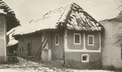 Osobnosti Brezovej (3) Rodný dom Samuela Jurkoviča v Brezovej na začiatku Horného radu zachytila fotografia jeho vnuka architekta Dušana Jurkoviča.