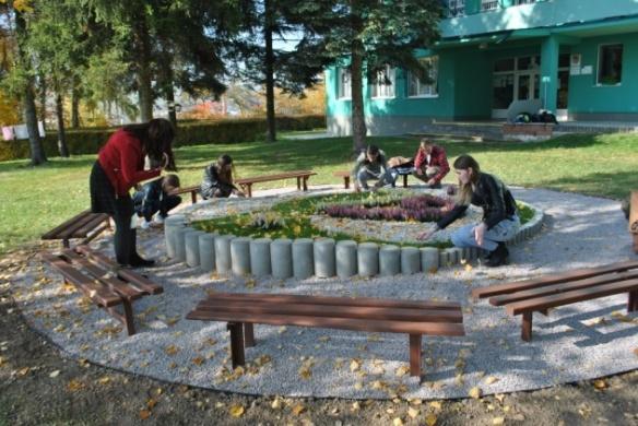 Slovo na záver Počas tohtoročných teplých októbrových dní sme so žiakmi finišovali pri úprave loga školy, ktoré sme vytvorili na školskom dvore spolu s mestskými záhradníkmi.