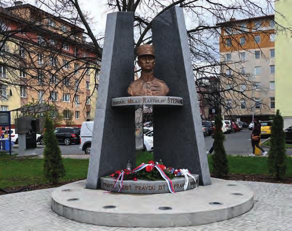 FOTO: mesto Poprad Jún 2021 K pamätníku s bustou Štefánika položili kytice V kalendári bol práve 4. máj 1919.