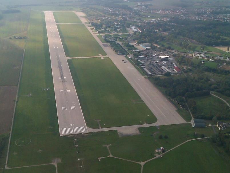 6 Letisko Pardubice Pak přišla památná sobota 16. dubna 1910. Toho dne se Ing. Kašparovi podařilo uskutečnit dva kilometry dlouhý přímý let přes celé pardubické vojenské cvičiště.