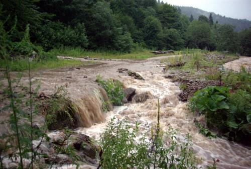 Povodne Z určitých okolností možno z povodeň povžovť j dočsné zplvenie územi v dôsledku poruchy lebo Povodeňje prírodný proces, počs ktorého vod dočsne zplví zvyčjne nezplvené územie.