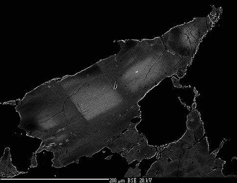496 Mineralia Slovaca, 41 (2009) Obr. 4. Bizmutinit s charakteristickou a difúznou sektorovou zonálnosťou v tvare štvorca v kremeni (čierny; BEI). Fig. 4. Bismuthinite with typical and diffuse sector zonality in the square form in quartz (black).