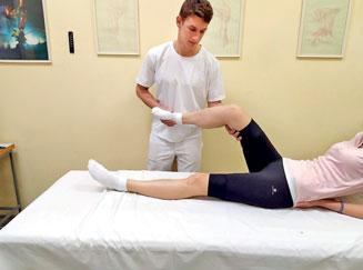 The patient s knee joint is placed in 20-30 flexion. By one hand the clinician forces the tibia into an anterior translation movement on the femur. Obr. 6. Pivot shift test.