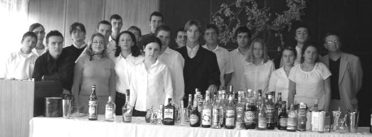 5 Barmanský kurz na SOUP viedol prvý slovenský barman M. Ševc Spoloèenská miestnos internátu SOUP pripomínala minulý týždeò jeden ve¾ký bar.