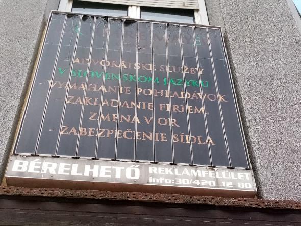 Obr. 7: Jednojazyčná tabuľa so slovenským nápisom v Komárome Väčšinu troj- či štvorjazyčných nápisov nájdeme tiež na uliciach v blízkosti štátnej hranice.