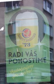 Zaujímavé metaforické spojenie písmen, číslic a znakov predstavuje nápis WO,0 % W Prvý Radler úplne bez alkoholu (Bratislava).