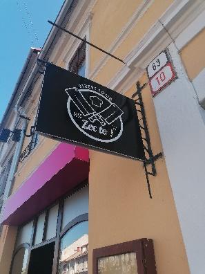 Na Hornej ulici č. 80/23 sa nachádza obchod pre fanúšikov bystrických Baranov, hokejového klubu HC 05 iclinic Banská Bystrica, s typickým logom klubu a obrázkom barana.