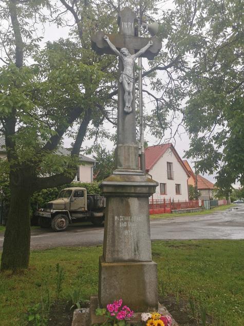 Tento kríž bol postavený v roku 1936 pri kostole vo