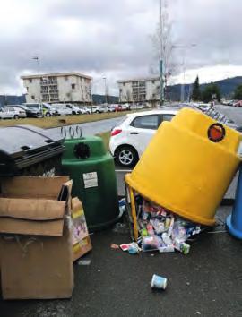 Mesačník FOTO: mesto Poprad EKO Zálohované fľaše miznú z kontajnerov Od prvého dňa tohto roka bolo na Slovensku
