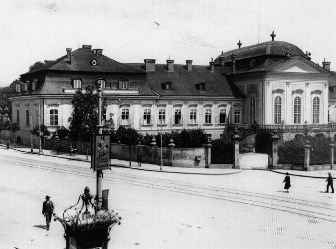 Grasalkovičov palác v Bratislave v roku 1922. Zdroj: Archív PÚ SR Inventár z Grasalkovičovho paláca uskladnený v kaplnke sv. Barbory.