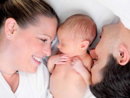 Bábätká, ktoré sú bezprostredne po pôrode priložené na telo matky aspoň na 1 hodinu: majú vyššiu telesnú teplotu a dokážu ju lepšie regulovať, vykazujú vyššiu hladinu krvnej glukózy a rýchlejšie sa