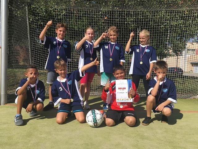 Futbalový turnaj MŠO Európsky deň jazykov Na dopravnom ihrisku Naši žiaci (chlapci aj dievčatá) sa stali víťazmi turnaja Mestskej športovej olympiády 1. stupňa vo futbale.