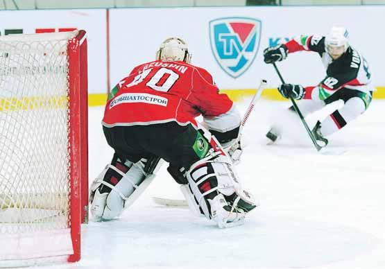 min nevyužili presilovku o dvoch hokejistov, lenže vzápätí trafil do čierneho Dravecký, ktorý strelil po prihrávke Višňovského svoj prvý gól v tejto sezóne KHL. Lenže domáci onedlho kontrovali.