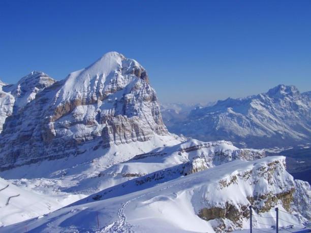Cortina d Ampezzo (Taliansko) Patrí do rodiny FIS stredísk a konajú sa tu svetové lyžiarske preteky.