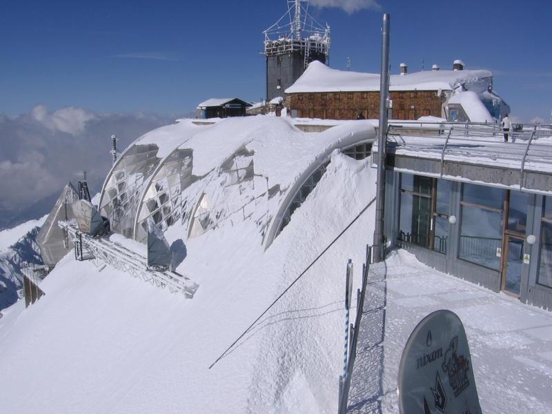 Týči sa tu horský masív Zugspitze s výškou 2.964 m.n.m. Po celom obvode hory sa nachádzajú lyžiarske terény, ktoré na druhej strane siahajú do Rakúska.