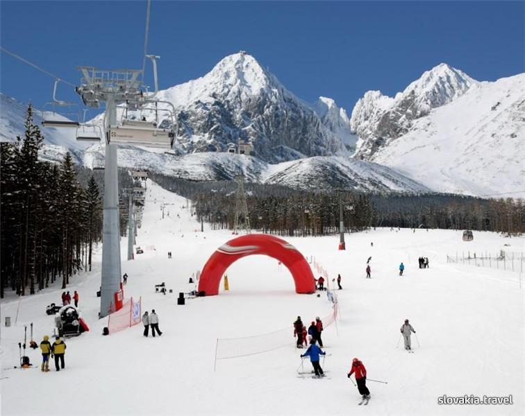 V areáli strediska Tatranská Lomnica sa nachádzajú 2 vleky a lanová dráha. Rodičia s deťmi majú možnosť využiť detský vlek, prípadne lyžiarsku škôlku. K ponuke je aj večerné lyžovanie.