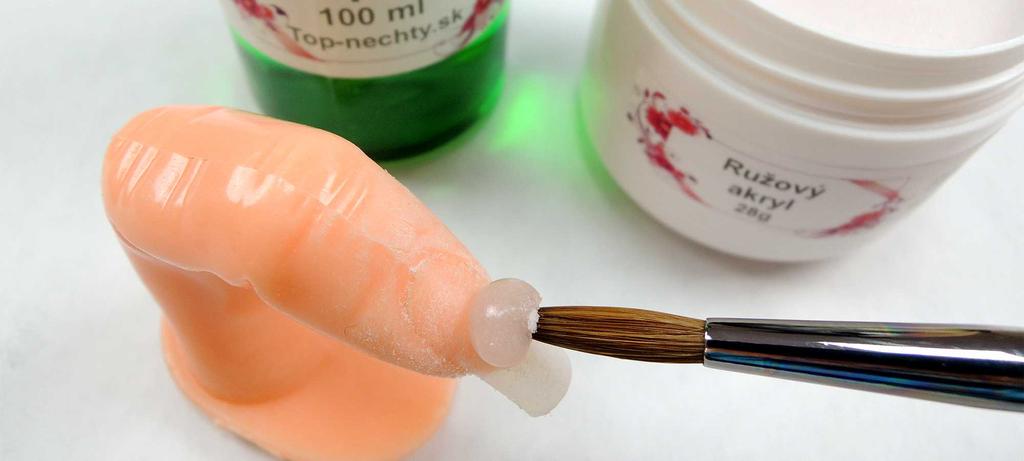 5. Prvá vrstva akrylu Ako prvý dajte číry alebo ružový mliečny akryl. Štetec namočte do acrylic liquidu a jeho špičkou jemne naberte akrylový prášok.