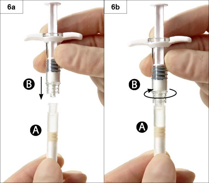 Krok 7: Otočte spojené striekačky, tak aby bola striekačka B naspodku a držte