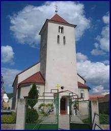 Veža, ktorá je staršia ako samotný kostolík je murovaná, so zvonicou. V kostole sa nachádza krypta kde bol v roku 1827 pochovaný farár Ignác Lehocký.